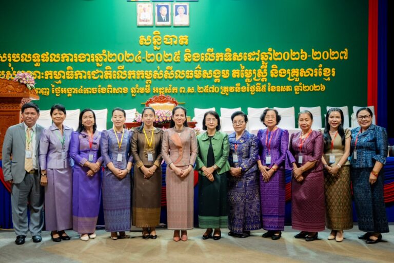 ក្រុមការងារទទួលបន្ទុកក្រុមប្រឹក្សាជាតិកម្ពុជាដើម្បីស្រ្តី និងសីលធម៌សង្គម តម្លៃស្រ្តី និងគ្រួសារខ្មែរនៃក្រសួងប្រៃសណីយ៍និងទូរគមនាគមន៍ បានអញ្ជើញចូលរួមសន្និបាតបូកសរុបលទ្ធផលការងារ ឆ្នាំ២០២៤-២០២៥ និងលើកទិសដៅឆ្នាំ២០២៦-២០២៧ របស់គណៈកម្មាធិការ