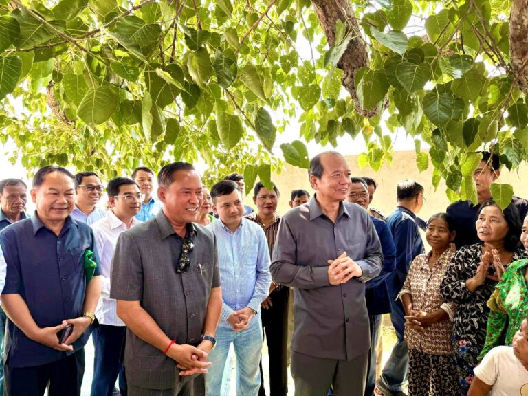ឯកឧត្តមរដ្ឋមន្រ្តី ជា វ៉ាន់ដេត បានអញ្ជើញចុះត្រួតពិនិត្យផ្លូវខូចនិងលិចទឹក នៅស្រុកសំរោង ខេត្តតាកែវ